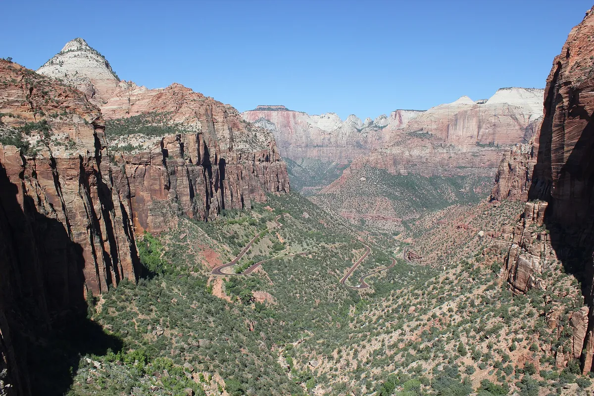 View over Zion Canyon from the end of the Canyon Overlook Trail