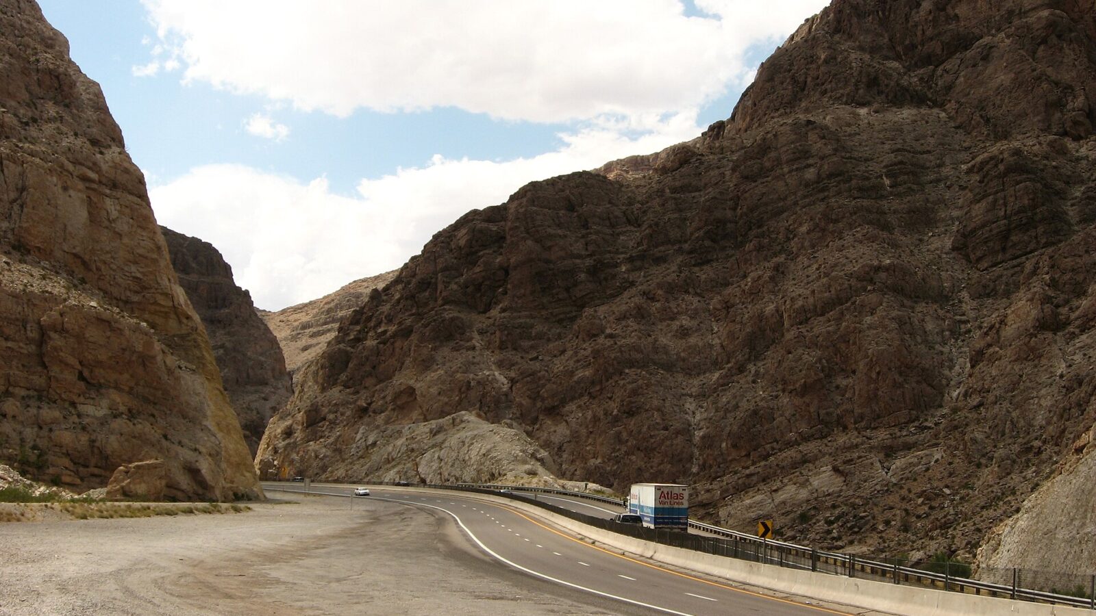 las vegas to zion national park drive — Interstate 15 through the Virgin River Gorge, the main route into Utah