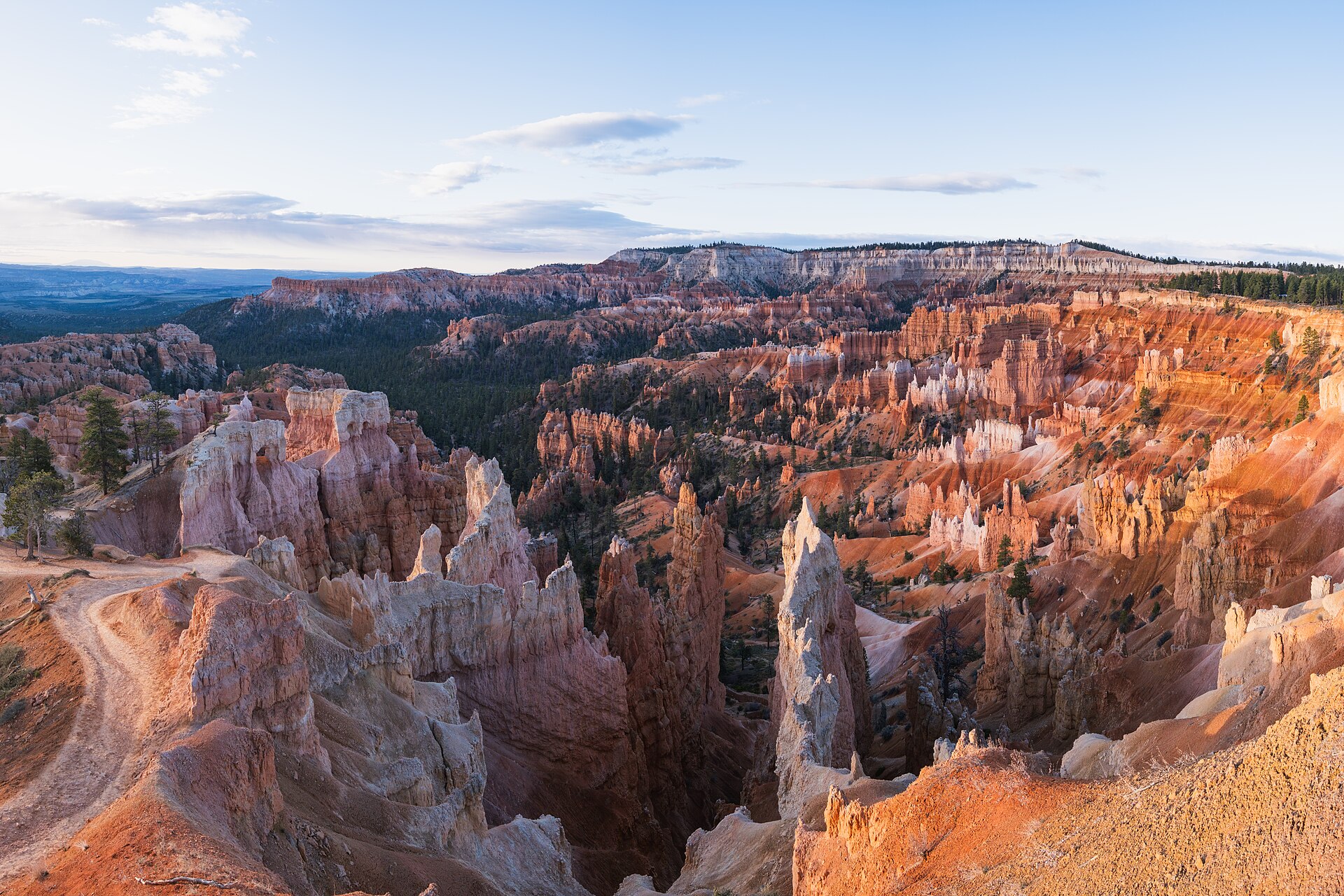 utah national parks road trip — orange hoodoos of the Bryce Amphitheater seen from Sunrise Point